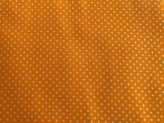 # Látka puntík 2 mm na oranžové