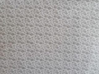 Látka šedé kytičky 10 mm na bílé